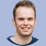 A circular headshot of Tom